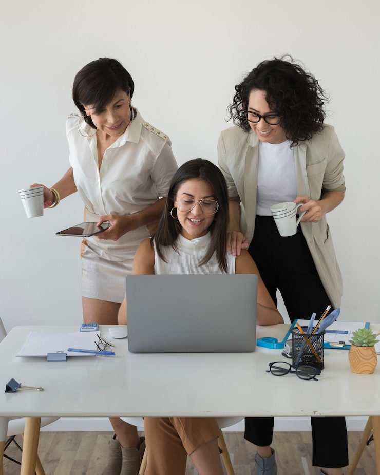 Foto grátis mulheres modernas trabalhando juntos