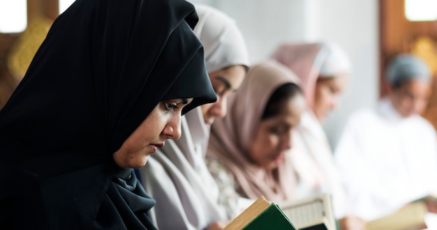 Foto grátis mulheres muçulmanas lendo o alcorão na mesquita durante o ramadã