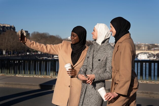 Mulheres muçulmanas viajando juntas em paris