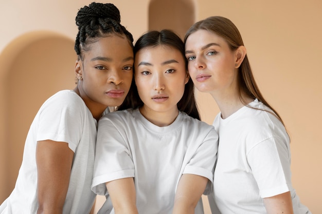 Foto grátis mulheres multiculturais posando de tiro médio