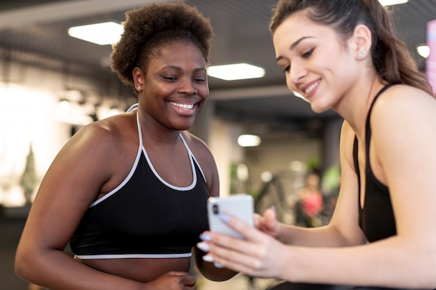 Mulheres na academia tirando fotos