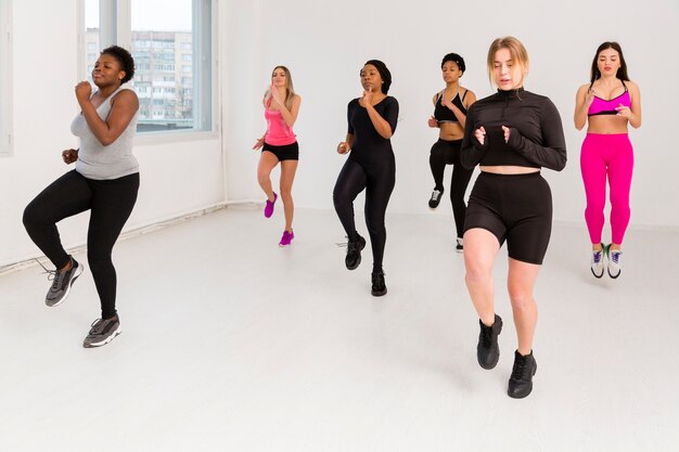 Mulheres na aula de fitness malhando