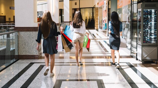 Mulheres no shopping