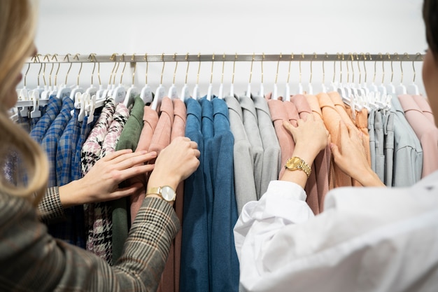 Foto grátis mulheres olhando para roupas de perto