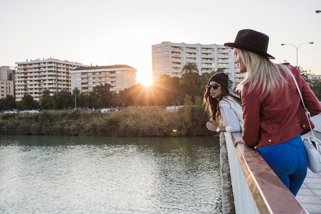 Mulheres, olhar, rio, de, ponte