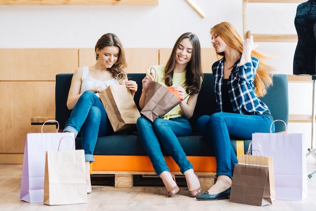 Mulheres, olhar, roupas, sofá