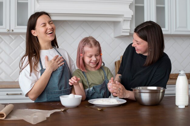 Mulheres passando um tempo juntas com sua filha