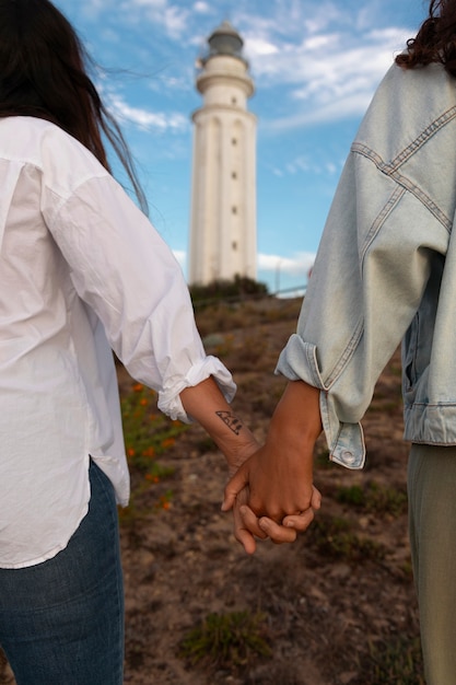 Foto grátis mulheres posando com um farol