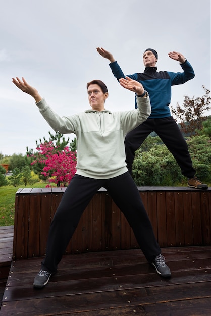 Mulheres praticando tai chi tiro completo