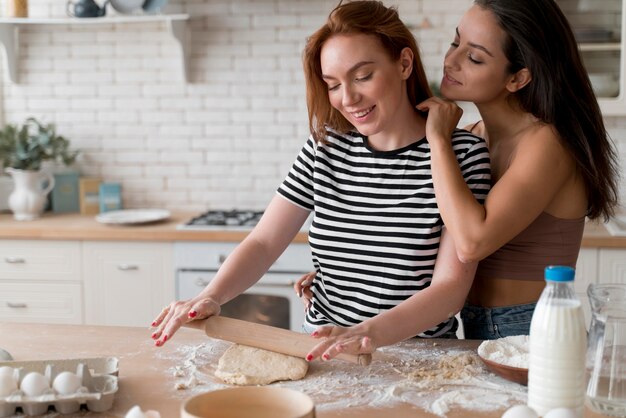 Mulheres preparando juntas um jantar romântico em casa