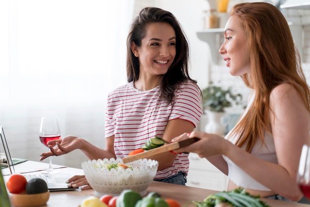 Mulheres preparando um jantar romântico