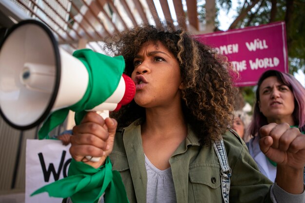 Mulheres protestando ao ar livre