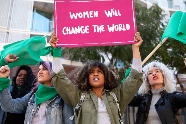 Mulheres protestando ao ar livre