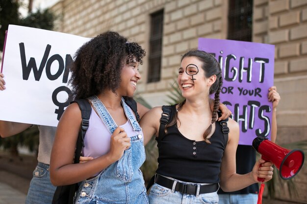 Mulheres protestando juntas por seus direitos