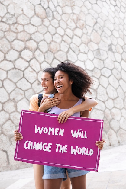 Foto grátis mulheres protestando juntas por seus direitos