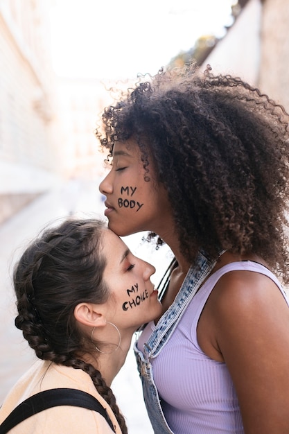 Mulheres protestando juntas por seus direitos