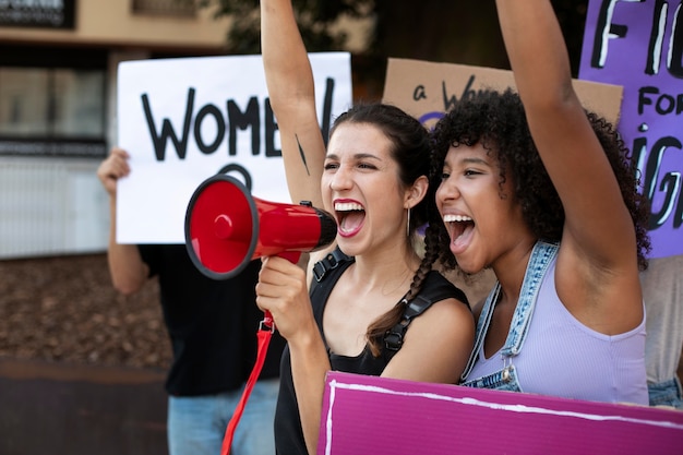 Mulheres protestando juntas por seus direitos