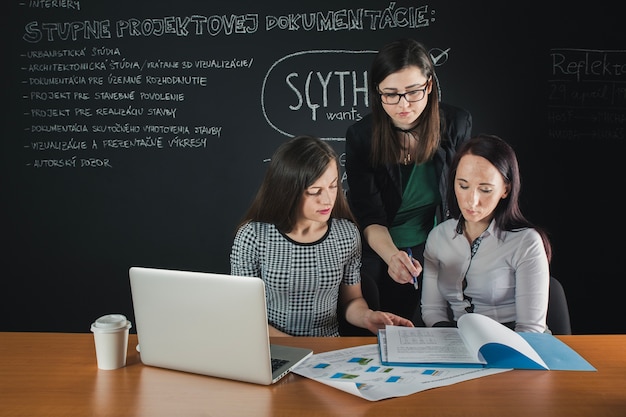 Mulheres que colaboram no escritório