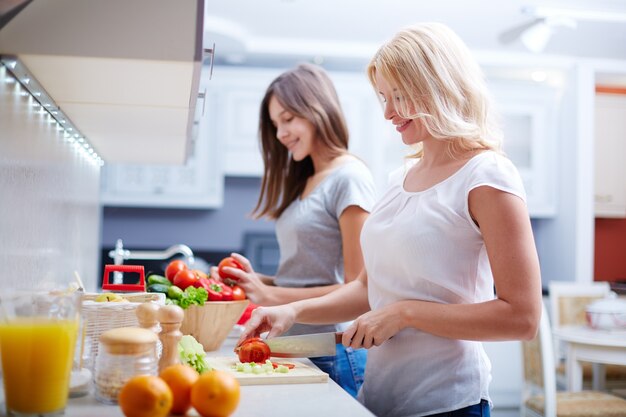 Mulheres que preparam o almoço