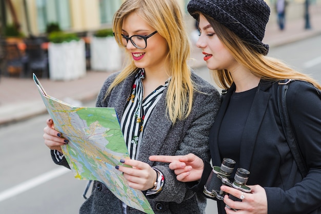 Mulheres que turistas lêem o mapa