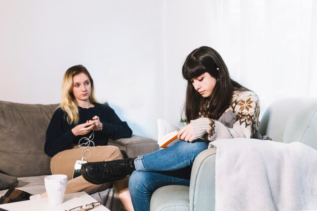 Mulheres relaxando na sala de estar
