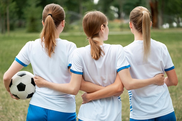 Mulheres se abraçando de costas