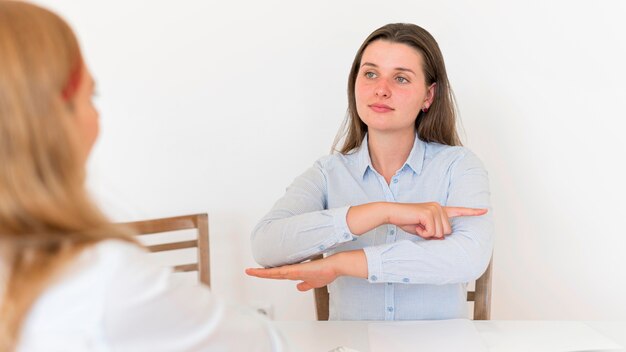 Mulheres se comunicando por meio de linguagem de sinais