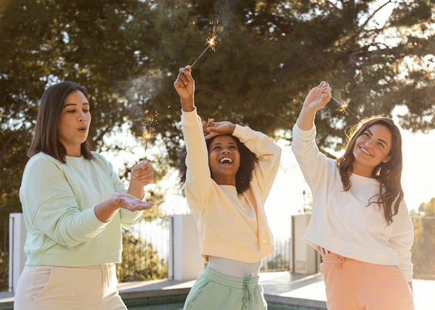 Foto grátis mulheres se divertindo com fogos de artifício