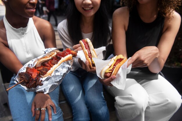 Mulheres se divertindo no festival de comida