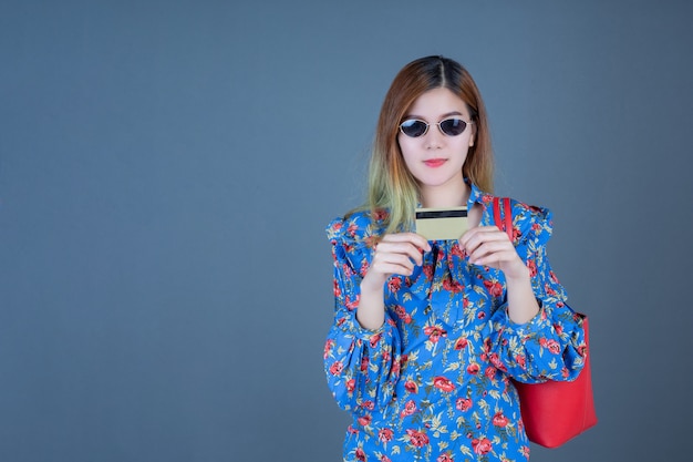 Mulheres segurando telefones e cartões inteligentes.