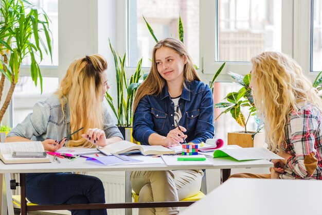 Mulheres sentadas à mesa e conversando