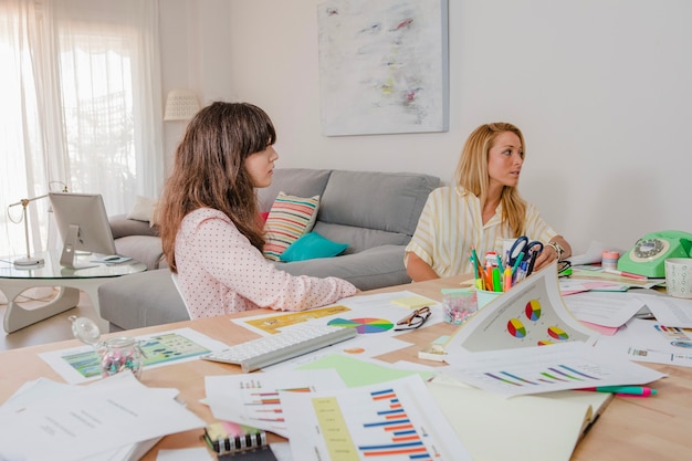 Mulheres sentadas em reunião