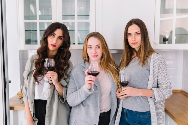 Mulheres sérias com vinho