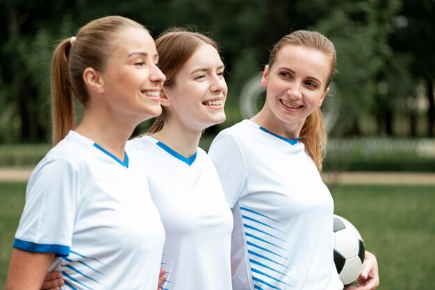 Mulheres sorridente ao ar livre