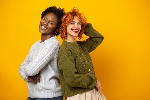 Mulheres sorridente de tiro médio posando