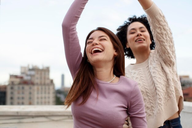 Mulheres sorridente de tiro médio se divertindo