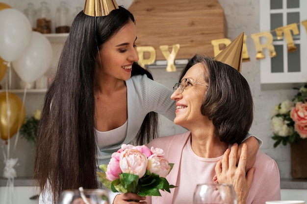 Mulheres sorridentes celebrando o tiro médio