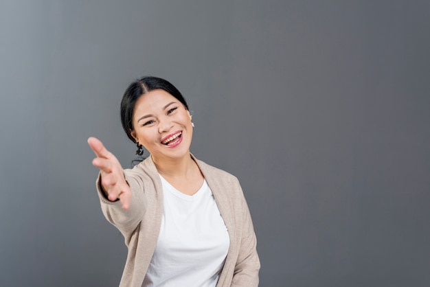 Mulheres sorridentes com espaço de cópia