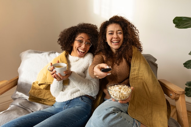 Mulheres sorridentes com tiro médio remoto