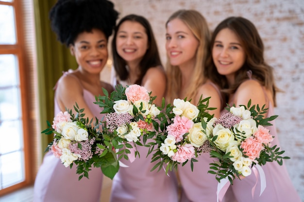 Mulheres sorridentes comemorando noivado com flores