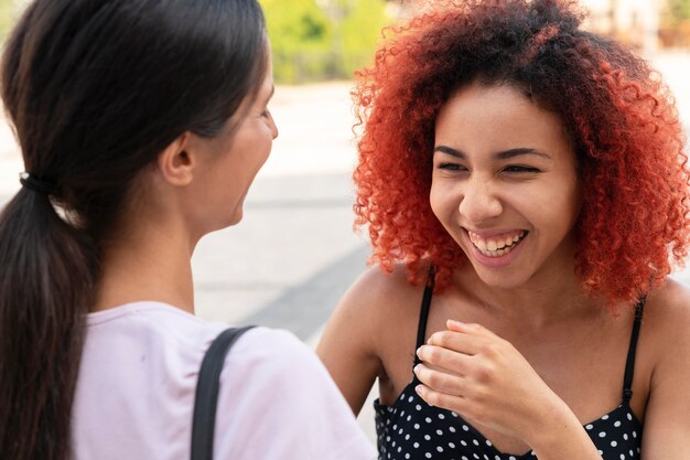 Mulheres sorridentes de perto