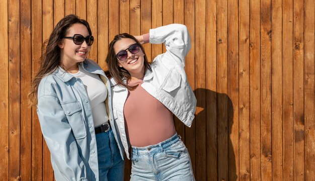 Mulheres sorridentes de tiro médio com óculos de sol