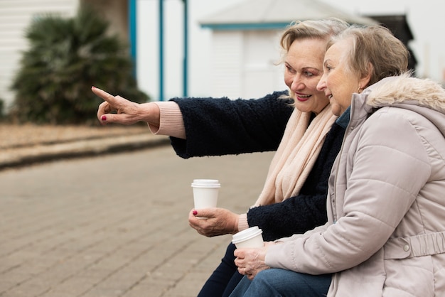 Foto grátis mulheres sorridentes de tiro médio conversando