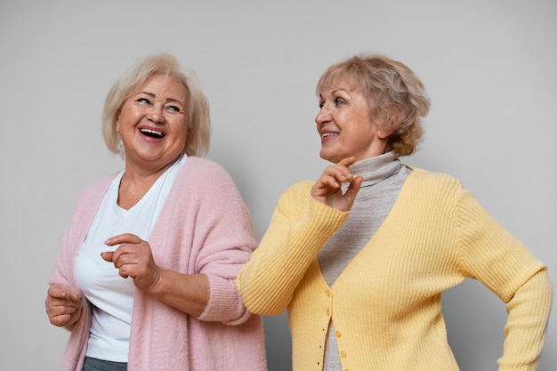 Foto grátis mulheres sorridentes de tiro médio dançando