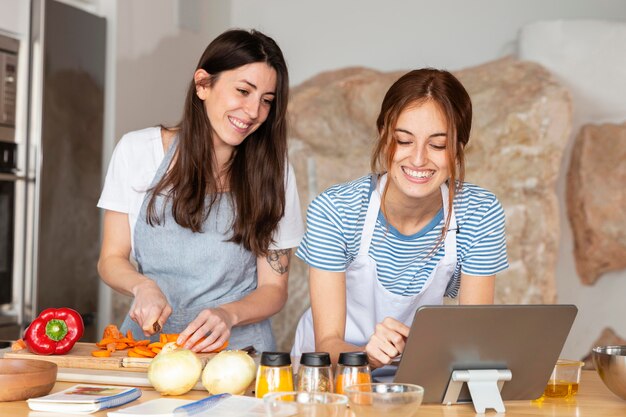 Mulheres sorridentes de tiro médio em casa