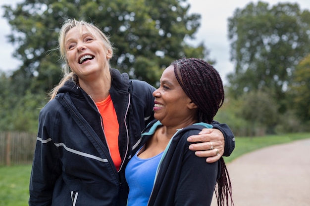 Mulheres sorridentes de tiro médio na menopausa ativa