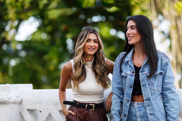 Mulheres sorridentes de tiro médio passando tempo ao ar livre