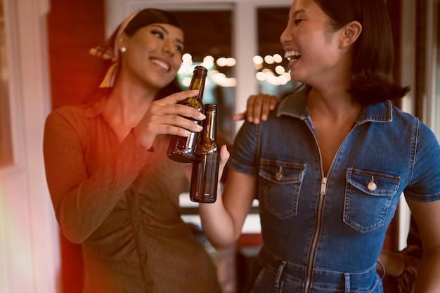 Foto grátis mulheres sorridentes de vista frontal com bebidas