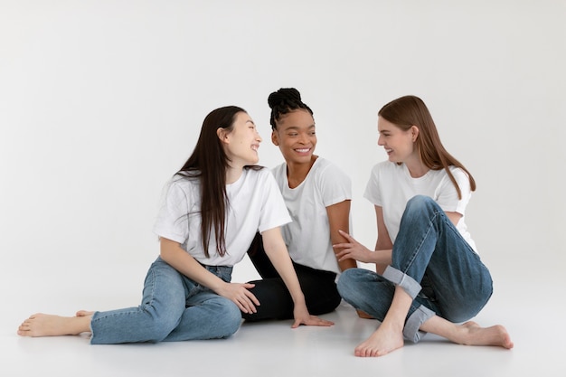 Mulheres sorridentes diversas posando foto completa