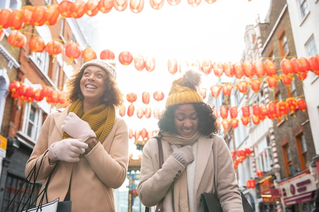 Mulheres sorridentes em tiro médio caminhando juntas